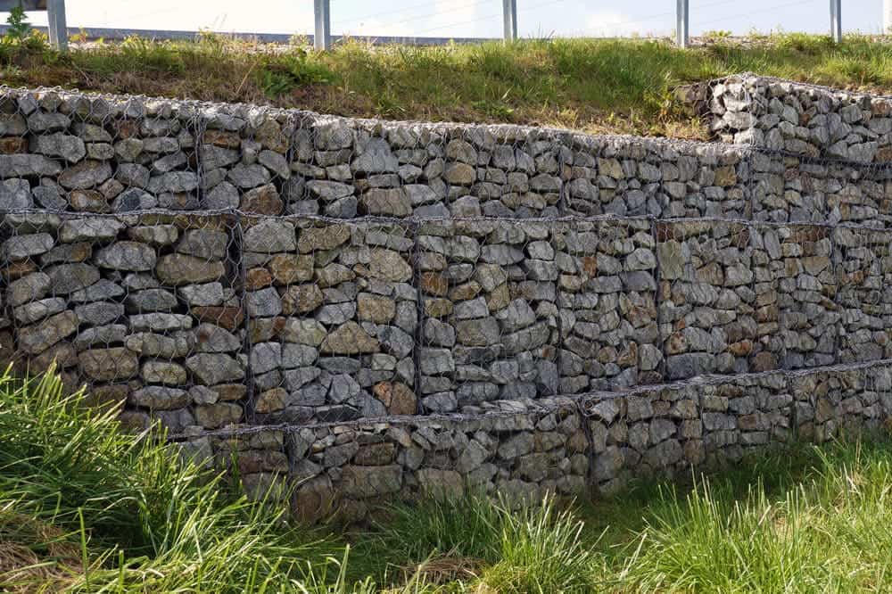 Mur de soutènement l'étude de sol dimensionne fondation, drainage et ferraillage. Sans elle, risque de basculement. Mur de soutènement l'étude de sol dimensionne fondation, drainage et ferraillage. Sans elle, risque de basculement.