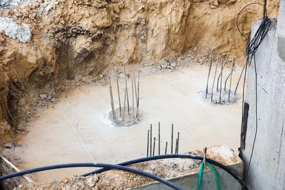 Exemple de fondation sur terrain karstique avec pieux traversant une cavité calcaire