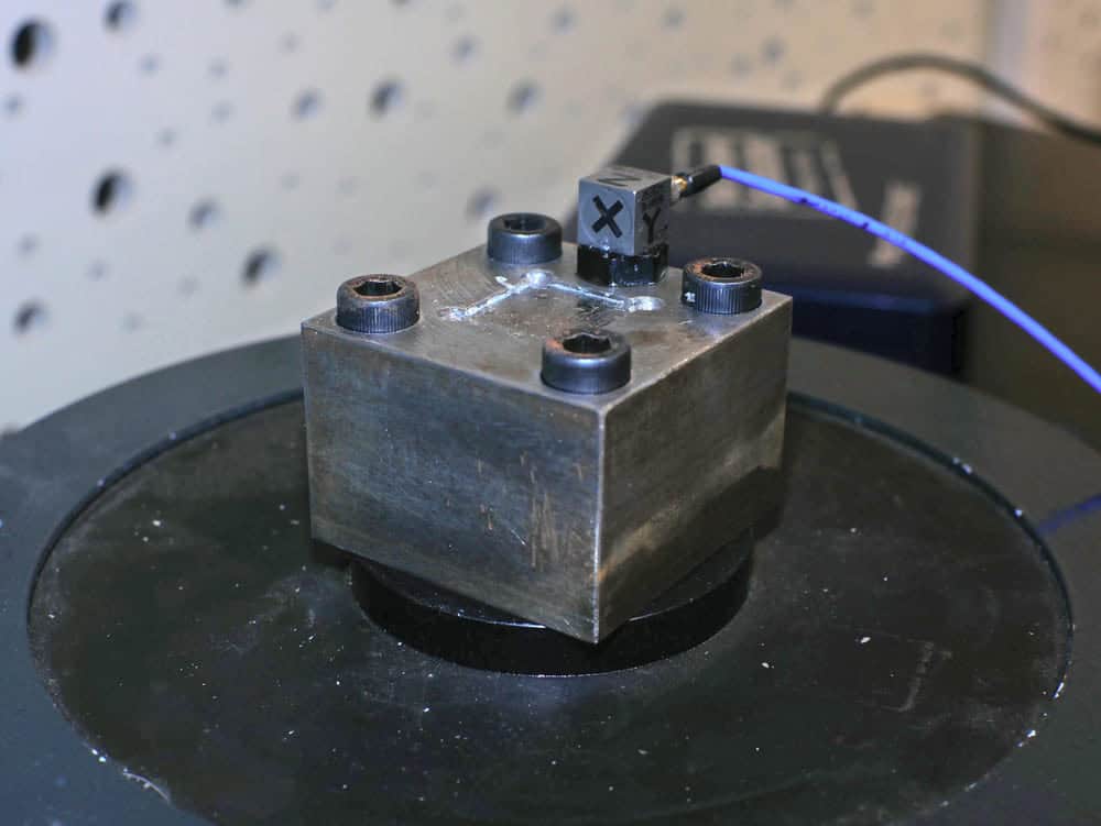 Essai Triaxial Accéléromètre vissé sur agitateur électrodynamique. Essai Triaxial Accéléromètre vissé sur agitateur électrodynamique.